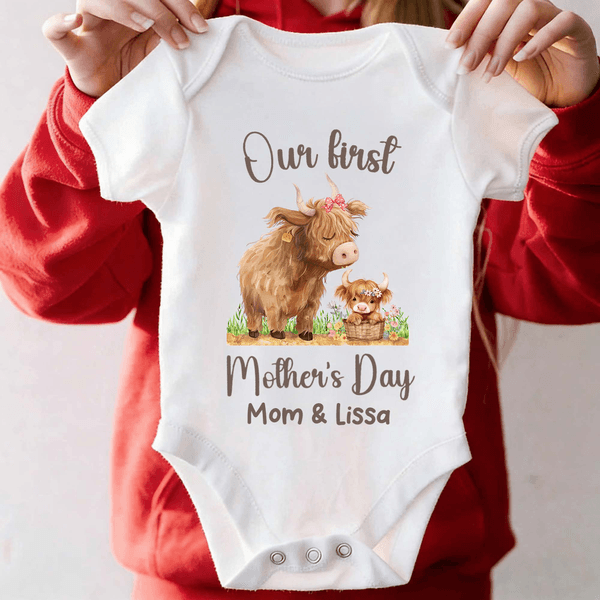Personalizzato Carino Mucca Highland Nostra Prima Festa della Mamma Maglietta 100% cotone Body Baby con Nome Compleanno Regalo Festa della Mamma per Bambino Mamma