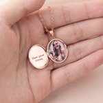 Personalizada delicada Flor de Nacimiento Inicial Foto Relicario Collar con texto grabado Cumpleaños Aniversario Día de la Madre Regalo para Mamá Abuela Mujer