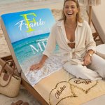Asciugamano da spiaggia personalizzato a tema spiaggia Mr. e Mrs. ad asciugatura rapida con iniziali dei nomi, anno e testo Regalo di compleanno per la festa in spiaggia di una coppia.