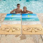 Asciugamano da spiaggia personalizzato a tema spiaggia Mr. e Mrs. ad asciugatura rapida con iniziali dei nomi, anno e testo Regalo di compleanno per la festa in spiaggia di una coppia.