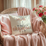 Housse d'Oreiller Personnalisée Faux Fil Effet Fleur de Naissance Première Maman Maintenant Grand-mère Housse d'Oreiller Douce avec Noms Cadeau de Fête des Mères pour Maman Grand-mère