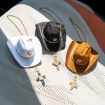 Personlig Cowboyhatt Zirkon Initial Virgin Mary Cross Car Charm Bakspeil Dekor Kommunion Dåp Religiøs gave til kristne sjåfører