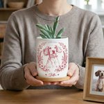 Spersonalizowana doniczka ceramiczna z bambusową podstawą i imieniem dla właściciela zwierzęcia w stylu szkicu ołówkiem z portretem zwierzęcia