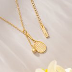 Collana personalizzata di racchette da tennis in zircone con testo inciso Gioielli squisiti Uso quotidiano Regalo di compleanno per gli amanti del tennis