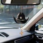 Personlig Cowboyhatt Zirkon Initial Virgin Mary Cross Car Charm Bakspeil Dekor Kommunion Dåp Religiøs gave til kristne sjåfører
