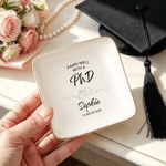 Graduación personalizada en blanco y negro de línea de diseño minimalista Maestro bandeja de joyería con el nombre y el año Regalo de graduación para la clase de 2026