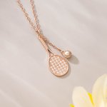 Collana personalizzata di racchette da tennis in zircone con testo inciso Gioielli squisiti Uso quotidiano Regalo di compleanno per gli amanti del tennis