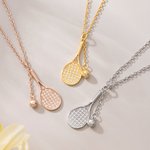 Collana personalizzata di racchette da tennis in zircone con testo inciso Gioielli squisiti Uso quotidiano Regalo di compleanno per gli amanti del tennis