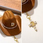 Personlig Cowboyhatt Zirkon Initial Virgin Mary Cross Car Charm Bakspeil Dekor Kommunion Dåp Religiøs gave til kristne sjåfører