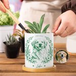 Spersonalizowana doniczka ceramiczna z bambusową podstawą i imieniem dla właściciela zwierzęcia w stylu szkicu ołówkiem z portretem zwierzęcia