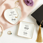 Graduación personalizada en blanco y negro de línea de diseño minimalista Maestro bandeja de joyería con el nombre y el año Regalo de graduación para la clase de 2026