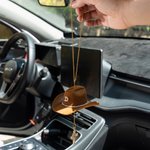 Personlig Cowboyhatt Zirkon Initial Virgin Mary Cross Car Charm Bakspeil Dekor Kommunion Dåp Religiøs gave til kristne sjåfører