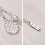 Collana personalizzata di racchette da tennis in zircone con testo inciso Gioielli squisiti Uso quotidiano Regalo di compleanno per gli amanti del tennis