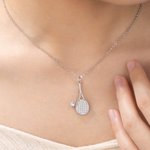 Collana personalizzata di racchette da tennis in zircone con testo inciso Gioielli squisiti Uso quotidiano Regalo di compleanno per gli amanti del tennis