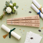 Eventail pliant en bois de santal creusé personnalisé avec nom et année Cadeau de fin d'études pour les diplômés