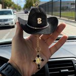 Personlig Cowboyhatt Zirkon Initial Virgin Mary Cross Car Charm Bakspeil Dekor Kommunion Dåp Religiøs gave til kristne sjåfører