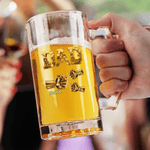 Personalisierte Fist-Bump Dad 1-9 Namen Bierglas mit Griff Vatertag Geburtstag Geschenk für Papa Großvater Bierliebhaber
