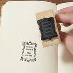 Timbro personalizzato per biblioteca con cornice floreale classica e nome inciso Compleanno, anniversario, regalo del club del libro per i topi di biblioteca.