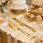 Personlig Initial Krans Design Bröllopstårta Kniv Servering Set med Namn och Datum 2 st Bröllopsgåva för nygifta par