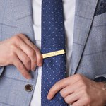 Personalisierte Krawattenklammer mit Wunschgravur | Krawattennadel | Herren-Accessoire | Jahrestag Geburtstag Hochzeit Geschenk für Männer