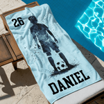 Toalla de playa personalizada de secado rápido con silueta de futbolista nombre y número regalo de vacaciones de verano para amantes del fútbol