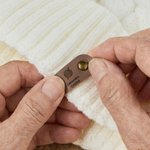 Gepersonaliseerde schattige garenbal kat PU leer gehaakt gebreide tags met klinknagels Set van 5 Verjaardag Handwerk Shop cadeau voor liefhebbers van haken
