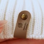 Gepersonaliseerde schattige garenbal kat PU leer gehaakt gebreide tags met klinknagels Set van 5 Verjaardag Handwerk Shop cadeau voor liefhebbers van haken