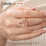 Collana emoji personalizzata con cuore in zircone con contorno di sorriso, pietra di nascita e testo inciso Regalo di compleanno per la festa della mamma | Callie × emoji ™