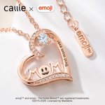 Collana emoji personalizzata con cuore in zircone con contorno di sorriso, pietra di nascita e testo inciso Regalo di compleanno per la festa della mamma | Callie × emoji ™
