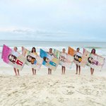 Serviette de plage personnalisée avec nom, paysage de plage, personnage de dessin animé de femme, serviette de plage douce à séchage rapide, cadeau de fête pour les femmes.