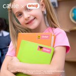 Personnalisé Emoji Scène ludique Lot de 2 autocollants imperméables avec nom Retour à l'école Cadeau d'anniversaire pour les enfants | Callie × emoji ™