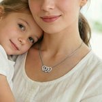 Un homenaje para llevar a toda tu familia — Collar personalizado con colgante de contorno de corazón y 1 a 12 nombres grabados para ella