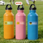 Personnalisé Emoji Scène ludique Lot de 2 autocollants imperméables avec nom Retour à l'école Cadeau d'anniversaire pour les enfants | Callie × emoji ™