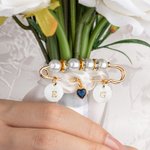 Personalisierte Initial Shell Charm Sicherheit Brosche etwas blau Pin mit Herz-Anhänger Hochzeitstag Geschenk für Braut