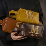 Personalisierter Kulturbeutel aus PU-Leder | mit Retro-Initiale und Namen | wasserdicht | Reisezubehör | Geburtstag Vatertag Geschenk für Mann Papa