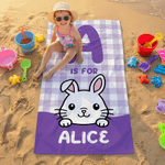 Personalisiertes Strandtuch mit niedlichem Tier und Initiale | mit Namen | aus Mikrofaser | schnelltrocknend | Sommer-Geburtstagsgeschenk für Kinder