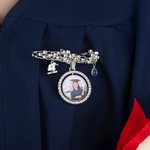 Spersonalizowana broszka z cyrkonią w kształcie łezki na czapkę z napisem Uroczystość ukończenia szkoły Prezent dla absolwentów