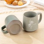 Personlig retro mugg 300 ml med födelseblomma och namn perfekt present till mamma eller mormor