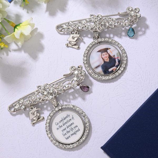 Spilla personalizzata a goccia con pietra di nascita e zircone per il cappellino della laurea con testo Regalo per la festa della cerimonia di laurea per i laureati