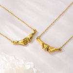 Collar personalizado Hand in Hand Pinky Promise con iniciales Dainty Jewelry Birthday Anniversary Gift for Couple Sister