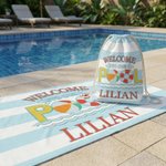 Serviette de plage surdimensionnée personnalisée Welcome to Our Pool (Bienvenue dans notre piscine) Bleu-Blanc Rayé Séchage rapide Serviette de plage surdimensionnée avec nom Vacances d'été Fête de la