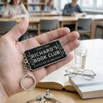 Spersonalizowany brelok w kształcie biletu dożywotniego członkostwa w klubie książki z imieniem i nazwiskiem Prezent urodzinowy na spotkanie klubu książki dla moli książkowych