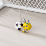 Personlig morsomt festende ansikt emoji fotball halskjede med gravert navn Game Day Sport Party gave til fotballfan | Callie × emoji ™