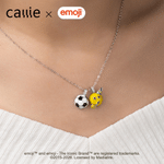 Personlig morsomt festende ansikt emoji fotball halskjede med gravert navn Game Day Sport Party gave til fotballfan | Callie × emoji ™