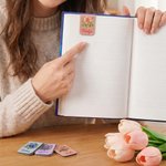 Spersonalizowana magnetyczna zakładka do książek z imieniem i nazwiskiem w kształcie kwiatu urodzinowego Prezent urodzinowy dla miłośników książek