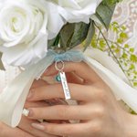 Gepersonaliseerde Bruidsboeketbedel met Blauw Kristal Gravure en Kaart Huwelijksgeschenk voor Bruid