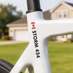 Spersonalizowana flaga narodowa Wodoodporne naklejki z imieniem Zestaw 2 naklejek na rower Rowerowy prezent urodzinowy dla rowerzysty