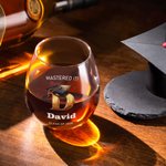 Tapa de Graduación Personalizada Golden Initial 15 oz Stemless Copa de Vino con Nombre y Texto Regalo de Graduación para Graduados