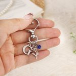 Spersonalizowany brelok do kluczy Birthstone Birthstone Flower Heart z inicjałem do codziennego użytku Prezent urodzinowy na Dzień Matki dla mamy, dziewczyny i kobiety