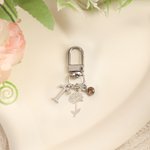 Spersonalizowany brelok do kluczy Birthstone Birthstone Flower Heart z inicjałem do codziennego użytku Prezent urodzinowy na Dzień Matki dla mamy, dziewczyny i kobiety